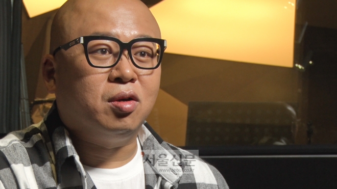 작편곡가이자 예능계 먹방으로 활발한 방송활동을 하고 있는 돈스파이크(본명 김민수)씨가 서울신문과 인터뷰를 하고 있는 모습 작편곡가이자 예능계 먹방으로 활발한 방송활동을 하고 있는 돈스파이크(본명 김민수)씨가 서울신문과 인터뷰를 하고 있는 모습