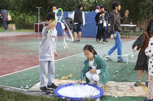 지난해 10월 열린 ‘청계천 마술풀 페스티벌’에서 아이들이 비눗방울 놀이를 하고 있다. 성동구 제공
