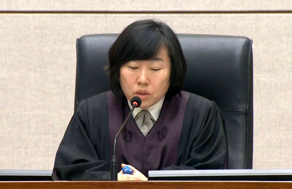 판결문 읽는 정계선 판사