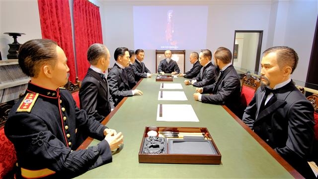1905년 일제가 대한제국 외교권을 뺏기 위해 을사늑약을 체결하는 상황을 극사실 인물 모형으로 재연한 모습. 가운데 인물이 이 소설에도 등장하는 이토 히로부미다. 덕수궁 중명전에 전시돼 있다. 서울신문 DB