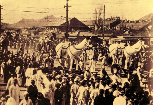 이 소설에 등장하는 고종황제의 1919년 1월 장례식 모습. 행렬이 지나는 서울 종로와 청량리 일대가 담겨 있다. 건물 지붕 부근까지 올라간 모형 말 죽안거마(竹鞍車馬)가 이채롭다. 서울신문 DB
