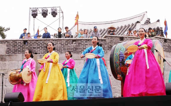 14일 휴일을 맞아 2018동래읍성역사축제를 찾은 어린들이 북문 광장에 마련된 대북치기 체험을 하고 있다. 올해 2018년 문화체육관광부 유망축제로 선정된 이번 축제는 선조들의 평온했던 삶과 임진왜란의 치열했던 하루를 소개하는 각종 공연과 체험프로그램으로 열렸다. 2018.10.14 동래구청 제공