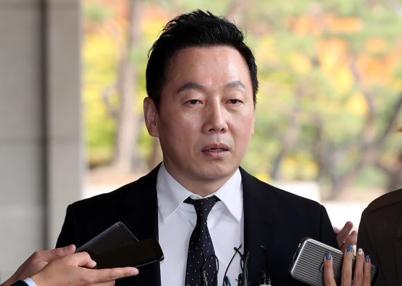 취재진 질문에 답하는 정봉주 전 의원
