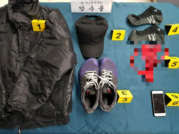 서울 종암경찰서가 지난 6일 오후 1시 15분께 서울 성북구 동덕여대 강의실과 여자화장실 앞에서 알몸으로 음란행위를 하는 영상을 촬영하고 같은 날 오후 6시께 트위터에 게시한 혐의(음란물유포 및 주거침입)로 체포한 박모(27)씨를 검거했다고 16일 밝혔다. 사진은 박 씨가 범행 당일 착용한 옷가지들. 2018.10.16 서울 종암경찰서 제공