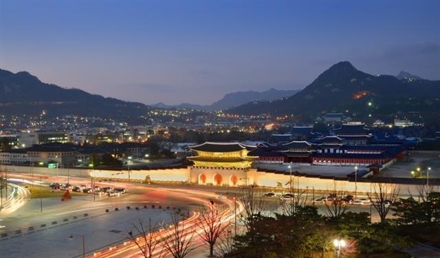 북악산을 주산으로 북한산의 기가 모이는 지점에 자리한 경복궁. 인왕산과 응봉산이 좌우로 좌청룡 우백호가 되어 감싸고 있다.