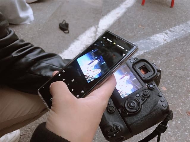 ‘찍덕’들은 사진기에 담은 사진을 휴대전화로 찍어 홈페이지에 프리뷰를 올리는 방식으로 아이돌 팬들의 호기심과 기대감을 끌어올린다.