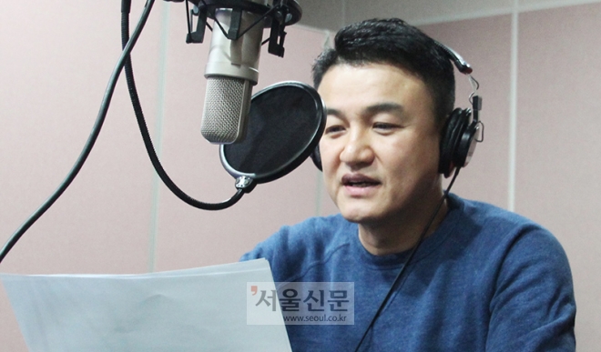 판소리 영상의 한국어 내레이션을 녹음 중인 배우 박중훈. [사진=서경덕 교수 제공]