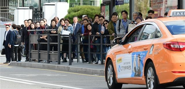 카풀은 이용자들이 원한다. 택시업계가 시장 변화에 맞게 변신해야 한다. 일반택시와 개인택시가 머리를 맞대고 택시업 활성화를 고민해야 한다. 사진은 택시업계의 카풀 반대 시위가 있었던 지난달 18일 서울역 앞에서 시민들이 택시를 기다리는 모습이다. 이종원 선임기자 jongwon@seoul.co.kr