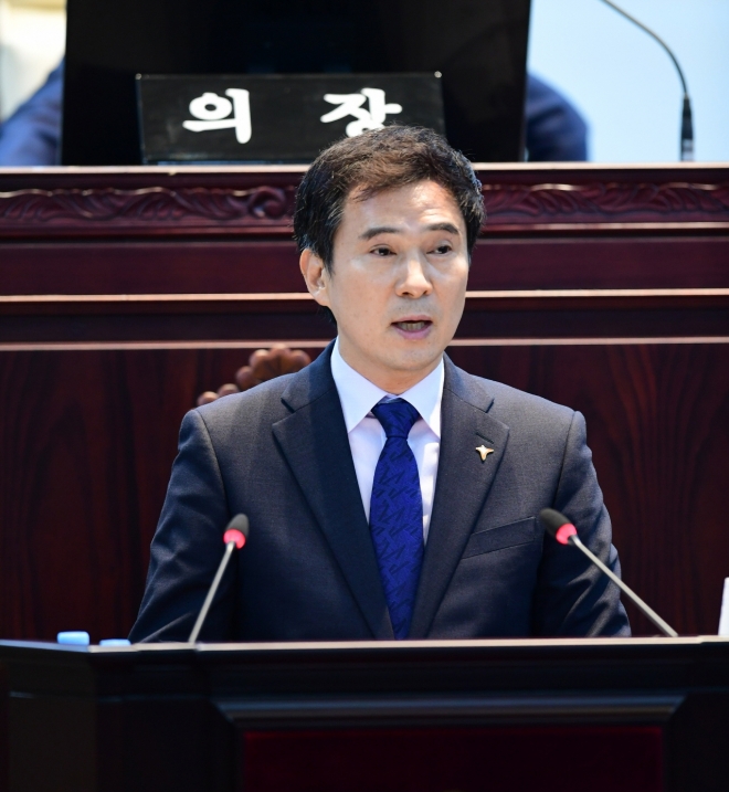 서철모 화성시장이 15일 시의회 시정연설을 통해 “군 공항 이전 계획및 특별법 개정안을 저지하겠다”는 입장을 밝히고 있다. 화성시 제공.