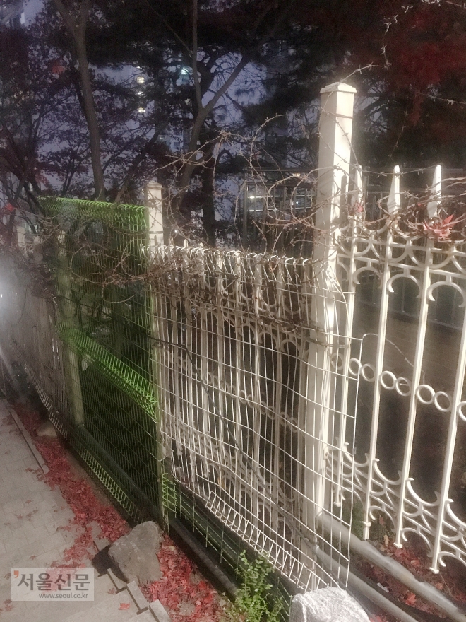 가시 철망으로 나뉜 분양동과 임대동
