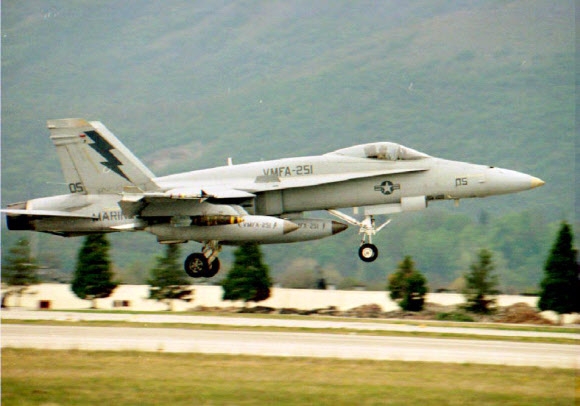 미국 해병대 소속 F/A-18 전투기와 KC-130 공중급유기가 6일 일본 연안 상공에서 충돌, 군인 7명 중 1명이 구조되고 6명이 실종됐다. 사진은 F18 전투기. 2018.12.6 AFP 연합뉴스