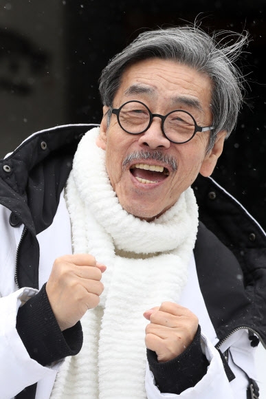 미소 되찾은 소설가 이외수