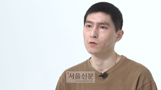 지난 14일 K9 자주포 폭발피해자 이찬호 예비역 병장이 서울신문과 인터뷰를 하고 있는 모습. 이씨는 현재까지 총 5번의 수술을 받았고 또 다른 수술이 예정돼 있다고 한다. 지난 14일 K9 자주포 폭발피해자 이찬호 예비역 병장이 서울신문과 인터뷰를 하고 있는 모습. 이씨는 현재까지 총 5번의 수술을 받았고 또 다른 수술이 예정돼 있다고 한다.