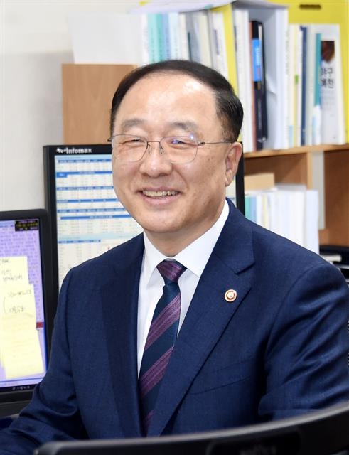 홍남기 경제부총리 겸 기획재정부 장관