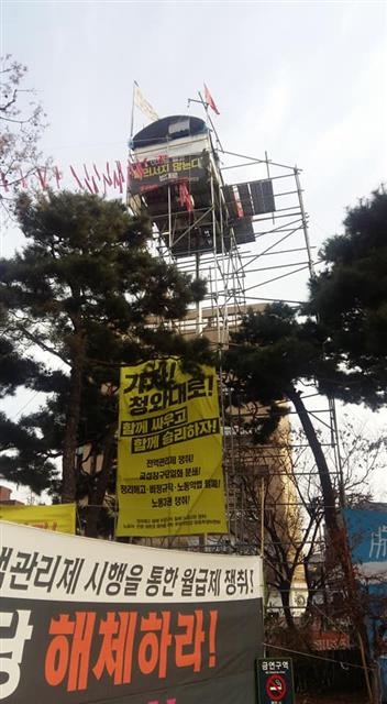 김 지회장이 2017년 9월 4일부터 ‘법인택시 전액관리제 시행 및 불법사납금제 폐지’를 촉구하며 농성을 벌이고 있는 25m 높이 조명탑을 먼발치에서 바라본 모습. 택시노조 전북지회 제공