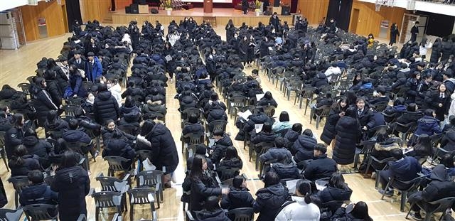 대구의 한 학교 강당에 모인 학생들이 죄다 어두운 색 롱패딩을 입고 있는 모습. 롱패딩이 최근 청소년 사이 큰 인기를 끌면서 ‘제2의 교복’으로 여겨지고 있다. 트위터 캡처