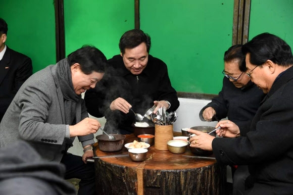 민생 행보 李총리, 송해와 국밥 점심