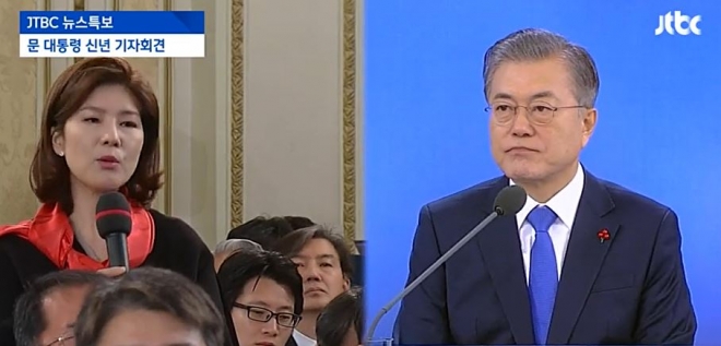김예령(왼쪽) 경기방송 기자가 10일 청와대 영빈관에서 열린 문재인 대통령 신견 기자회견에서 질문하고 있다. 2019.1.10 jtbc 방송화면 캡처