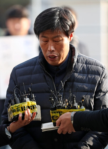 경북 예천군의회 박종철 의원이 11일 오후 경찰 조사를 받기 위해 예천경찰서로 출석하며 기자들의 질문을 받고 있다. 박 의원은 외국 연수 도중 가이드를 폭행해 고발당했다. 2019.1.11 연합뉴스