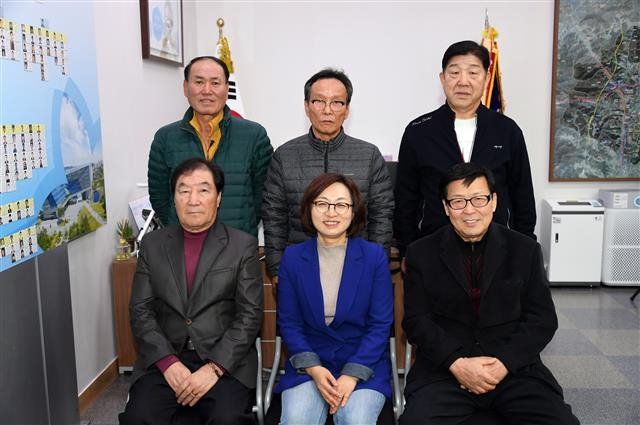 은수미(앞줄 가운데부터 시계방향으로) 성남시장, 1971년 광주대단지 사건 피해자 박기연·송상복·조연성·이세묵·김기철씨가 지난해 11월 17일 성남시청 시장실에서 서로를 위로하고 있다. 구속자 22명 중 5명만 연락돼 만날 수 있었다. 성남시 제공