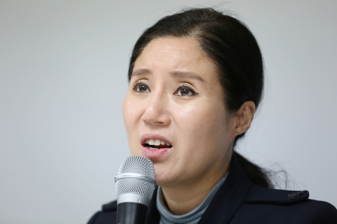 구조한 동물을 몰래 안락사시켜 논란이 되고 있는 박소연 ‘케어’ 대표가 19일 오전 서울 서초구의 한 건물에서 열린 기자회견에서 자신의 입장을 밝히고 있다. 2019.1.19 연합뉴스