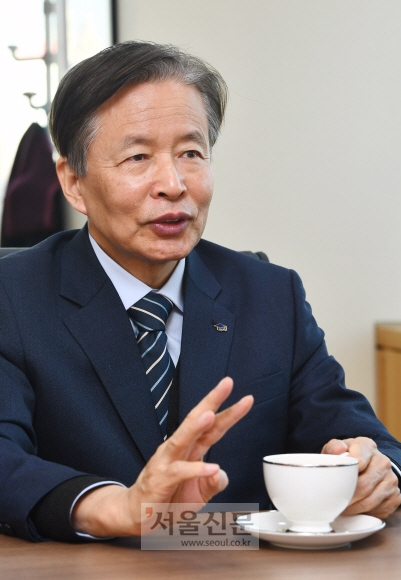 참여정부 첫 정책실장을 지낸 이정우 한국장학재단 이사장이 지난 17일 서울 남대문 한국장학재단 서울사무소 이사장 집무실에서 “문재인 정부는 최저임금 인상에만 매몰되지 말고 토지 보유세 강화와 복지 증세 등을 시행하는 등 소득주도성장 정책을 끈기 있게 펼쳐야 한다”고 강조하고 있다. 안주영 기자 jya@seoul.co.kr