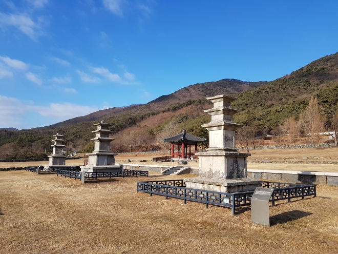 충남 보령 성주사지 금당 후면에 자리한 석탑 3기. 맨 오른쪽 석탑이 이번에 보물로 지정 예고된 ‘보령 성주사지 동 삼층석탑’