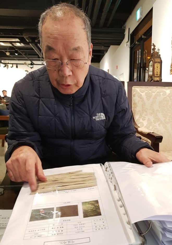 24일 서울신문과의 인터뷰에서 미술재료 기술사를 정리 중인 바인딩 파일을 들쳐보는 최명윤 이사장. 