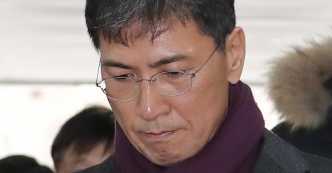 업무상 위력에 의한 간음 등의 혐의로 기소된 안희정 전 충남지사가 지난 2월 1일 서울고법에서 열린 항소심 선고공판에 출석하고 있는 모습. 2019.2.1 뉴스1
