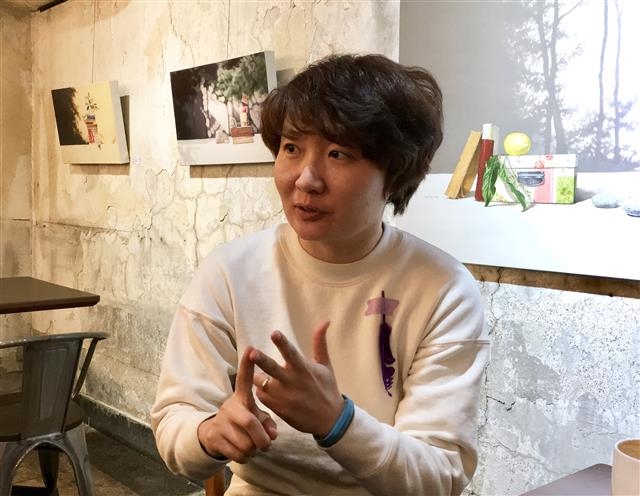 한국에서 ‘동성 부부’로 살고 있는 김나리씨가 지난달 3일 서울 종로구 한 카페에서 서울신문과 만나 독일의 동성혼 제도에 대해 설명하고 있다. 김씨는 2014년 8월 독일에서 만난 동성 파트너와 결혼해 독일에서 가족으로 인정받으며 살았지만, 한국에서는 법적으로 ‘미혼’ 상태다. 그는 “독일에선 동반자로 인정돼 받던 의료 보험, 세금 혜택이 한국에서는 전부 사라졌다”고 말했다.