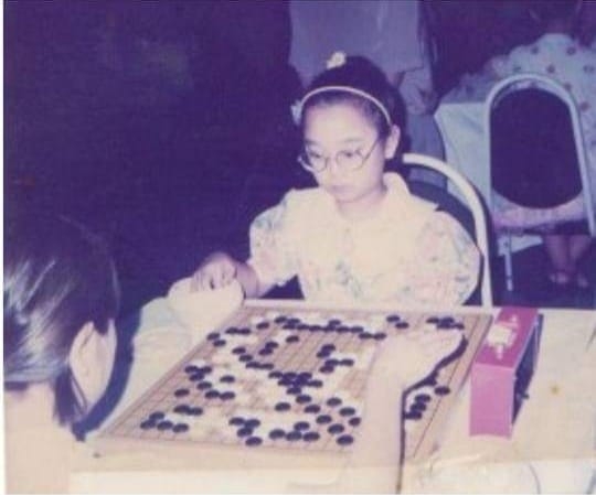 조혜연 9단이 초등학교 4학년인 1995년, 세계소년소녀 4대도시대항전(한국, 일본, 중국, 대만)에서 한국 대표로 나서 당시 일본 대표인 스즈키 아유미(현재 프로 7단)와 대국하는 모습. 조혜연 9단 제공
