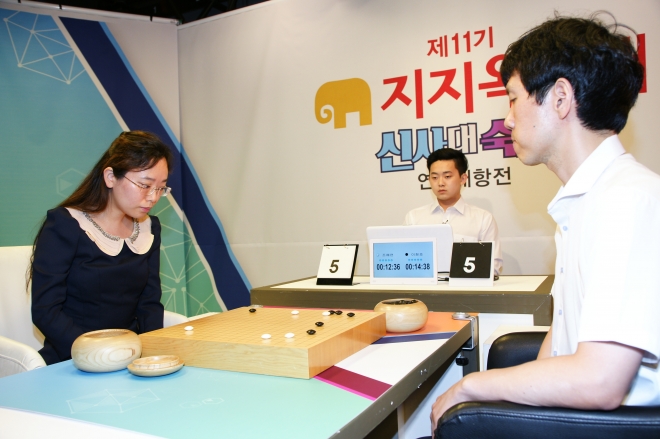 2017년 8월 지지옥션배 결승에서 이창호(오른쪽) 9단과 대국하는 조혜연 9단. 이창호 9단에 반집 차이로 승리하면서 이 대회에서 우승했다. 조혜연 9단 제공