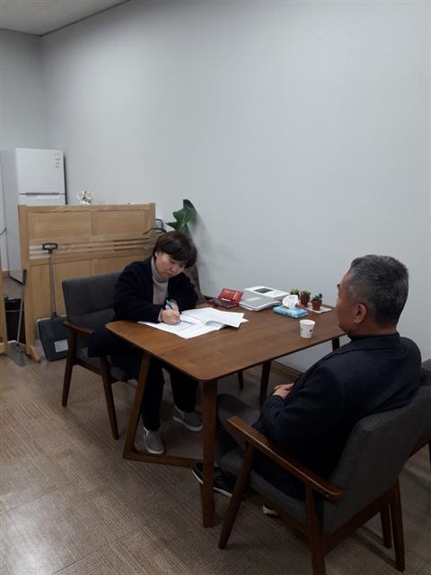 지난달 16일 오후 형제복지원 피해자인 정모씨가 피해신고센터에서 상담사에게 당시 인권 유린 실태를 설명하고 있다. 부산시 제공