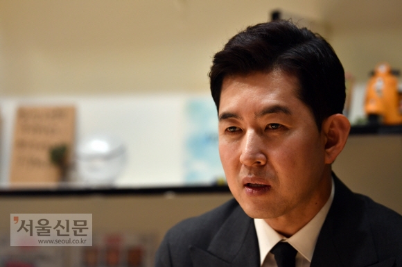 지난 14일 서울 마포구의 한 카페에서 박창진 대한항공 전 사무장이 서울신문과 인터뷰하고 있다. 최근 박 전 사무장은 2014년 조현아 전 대한항공 부사장의 이른바 ‘땅콩회항’에 맞서 겪었던 일들을 담은 책 ‘플라이 백’을 펴냈다. 박 전 사무장은 스스로 “생물학적으로 살아남았을 뿐 사회적으로는 죽임당한 존재”라고 했다. 박지환 기자 popocar@seoul.co.kr