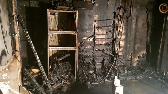 20일 오후 화재로 타버린 대구시 중구 포정동 한 건물 4층 목욕탕 남탕 입구에 있는 구둣방 모습. 이날 경찰과 대구소방본부 등에 따르면 전날 발생한 화재는 건물 4층 목욕탕 남탕 입구에 있는 구둣방에서 시작됐다. 이곳에서 발생한 연기가 천장 쪽에 있는 공간을 통해 남탕 내부로 번졌다. 2019.2.20 연합뉴스