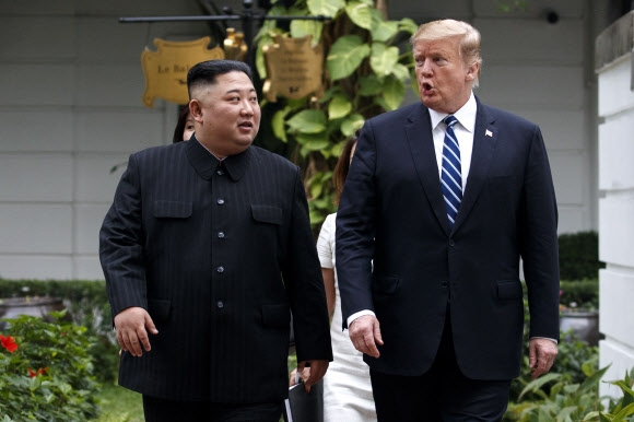 김정은(왼쪽) 북한 국무위원장과 도널드 트럼프 미국 대통령이 지난달 28일 베트남 하노이의 소피텔 레전드 메트로폴 호텔에서 열린 2차 북미회담 도중 산책하며 담소를 나누고 있다. 2019.3.1. AP 연합뉴스