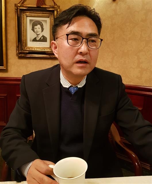 국제관계 전문가인 우수근 중국 산둥대 교수가 3일 서울신문과의 인터뷰에서 중국, 일본 등 주변국과의 관계와 우리가 지향해야 할 외교 전략을 설명하고 있다. 우 교수는 “외교는 국민 감정에서 떨어져 있어야 한다”며 “냉철한 판단으로 상대국 국민의 마음을 파고들어야 한다”고 조언했다.