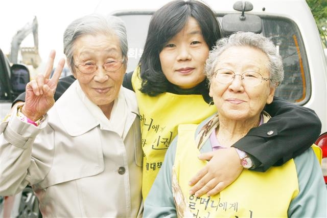 2013년 2월 27일 수요시위에서 함께 사진을 찍은 김복동(왼쪽부터) 할머니, 윤미향 정의기억연대 이사장, 길원옥 할머니의 모습. 정의기억연대 제공