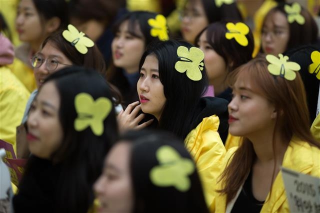 2017년 3월 1일 서울 종로구 옛 주한 일본대사관 앞에서 열린 일본군 성노예 문제 해결을 위한 제1272차 수요시위에 참가한 시민들이 위안부 피해 할머니들을 상징하는 나비 리본을 달고 있다. 서울신문 DB