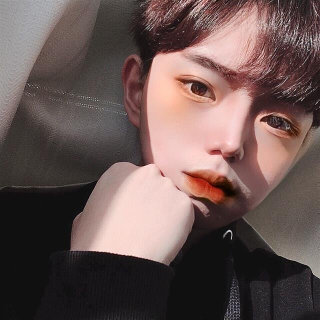 취한듯한 블러셔가 포인트인 오렌지 메이크업. 눈밑과 가깝게 옐로우 블러셔를 넓게 바르고 오렌지 블러셔로 눈과 더욱 가깝고 좁은 부위에 발랐다.