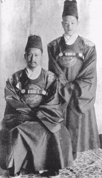 1890년 촬영된 고종(왼쪽)과 아들 순종의 사진. 평소 고종은 아들에게“우리는 미국과 약속한 것이 있다. 무슨 일이 있어도 미국은 우리의 친구가 되어 줄 것이다”라고 말했다고 전한다. 대한제국 시절 외국인들은 대부분 고종과 순종을 무능하고 나약한 군주로 묘사했다. 서울신문 DB
