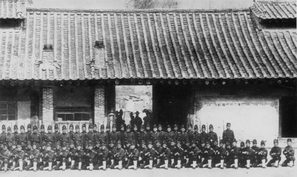 1896년 10월 파견된 러시아 군사교관단에게서 군대훈련을 받은 대한제국군 시위대가 러사이제 베르당 소총으로 무장하고 서울 광화문 육조 앞에서 도열해 있다. 당시 시위대는 2개 대대 1600명 규모로 궁정 경비에 투입됐다. 서울신문 DB
