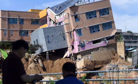 지난해 9월 7일 서울 동작구 상도동 다세대주택 공사장의 흙막이가 무너지며 상도유치원 건물이 일부 무너지고 기울어 있다. 2018.9.7. 박윤슬 기자 seul@seoul.co.kr