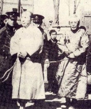 1949년 1월 반민족행위특별조사위원회 특별경찰대가 민족대표 33인 가운데 한 명인 최린(왼쪽 두 번째)을 체포해 압송하고 있다. 최린은 3·1운동 준비 과정에서 핵심적 역할을 했지만 이후 친일파로 변절했다. 국가기록원 제공