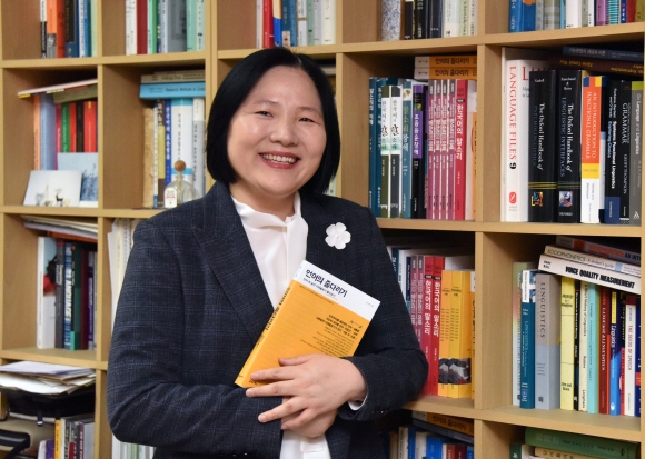 지난해 11월 출간한 ‘언어의 줄다리기’에서 우리 사회의 부적절한 언어 사용에 대해 경종을 울린 신지영 고려대 국어국문학과 교수가 31일 서울 성북구 고려대 인문사회관에서 가진 서울신문과의 인터뷰에서 말속에 숨겨진 이데올로기에 대해 설명하고 있다. 이종원 선임기자 jongwon@seoul.co.kr