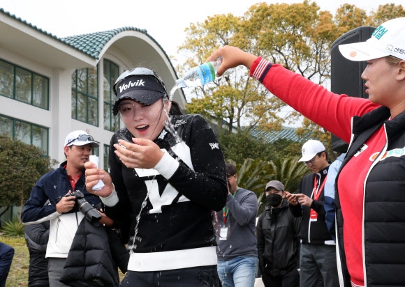 연장전에 대비해 몸을 풀다가 김민선의 버디 퍼트 실수로 우승이 확정된 뒤 투어 선배 나희원의 물세례를 받는 모습. KLPGA 제공