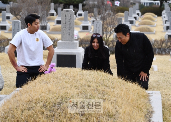 9일 오후 서울 동작구 국립현충원 임시정부묘역에서 이갑성 애국지사의 후손들이 절을 하고 있다. 대한민국임시정부 수립 100주년을 계기로 국외 거주하는 독립유공자 후손 97명이 한국을 찾았다. 2019.4.9. 안주영 기자jya@seoul.co.kr