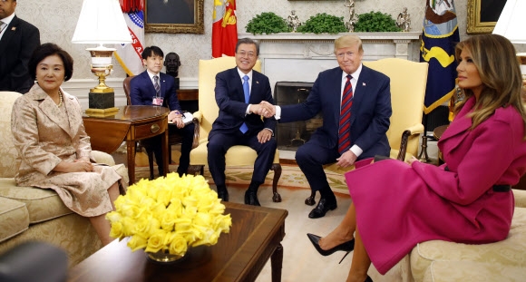 오벌오피스에 함께 모인 한-미 정상 내외