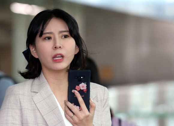 고 장자연 사건 주요 증언자인 배우 윤지오 씨가 24일 오후 캐나다로 출국하기 위해 인천공항으로 들어서고 있다. 2019.4.24 연합뉴스