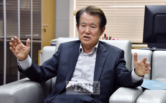 참여정부 당시 공정거래위원장을 역임한 강철규 서울시립대 명예교수가 지난 24일 서울 여의도 중소기업중앙회관 롯데홈쇼핑 경영투명성위원회 사무실에서 우리 경제의 구조개혁의 필요성과 과제 등을 설명하고 있다. 이종원 선임기자 jongwon@seoul.co.kr